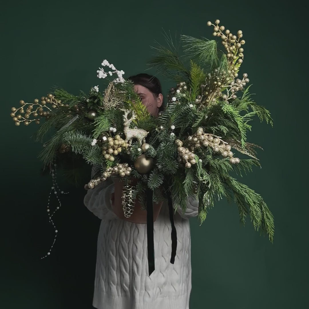 Aranjament de Craciun cu cerb auriu, 4, Californiaflowers.ro