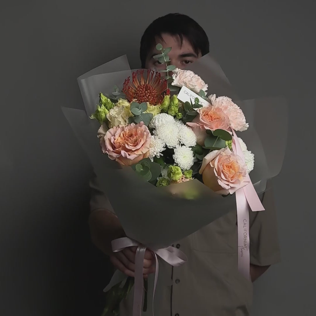 Buchet trandafiri peach, dianthus si santini, 12, Californiaflowers.ro