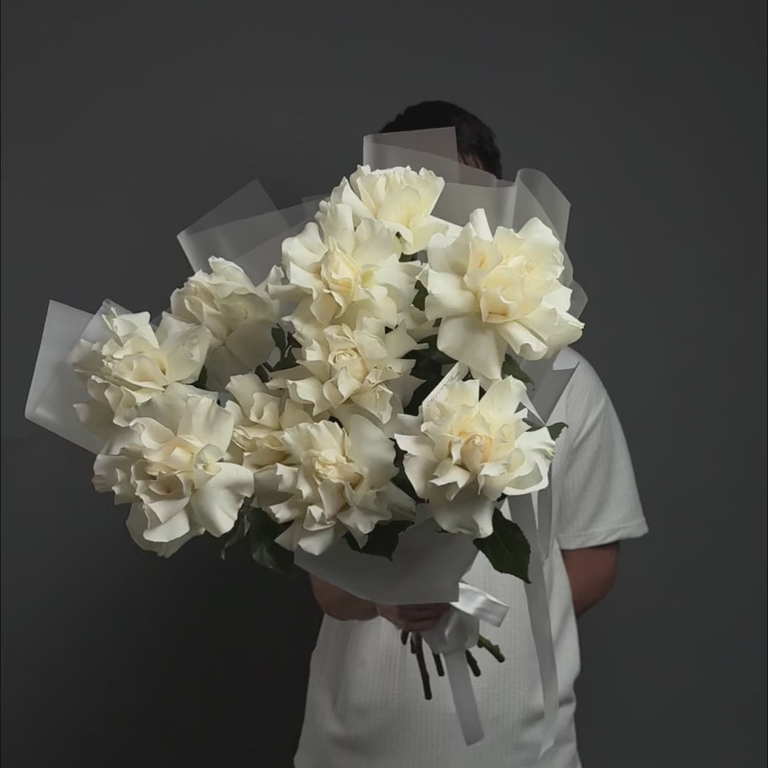 Buchet 11 trandafiri speciali albi, 4, Californiaflowers.ro