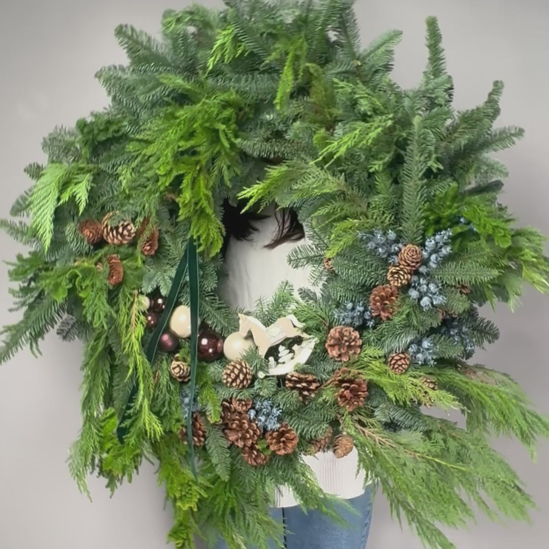 Coronita de Craciun cu pin si decoratiune ceramica, 3, Californiaflowers.ro