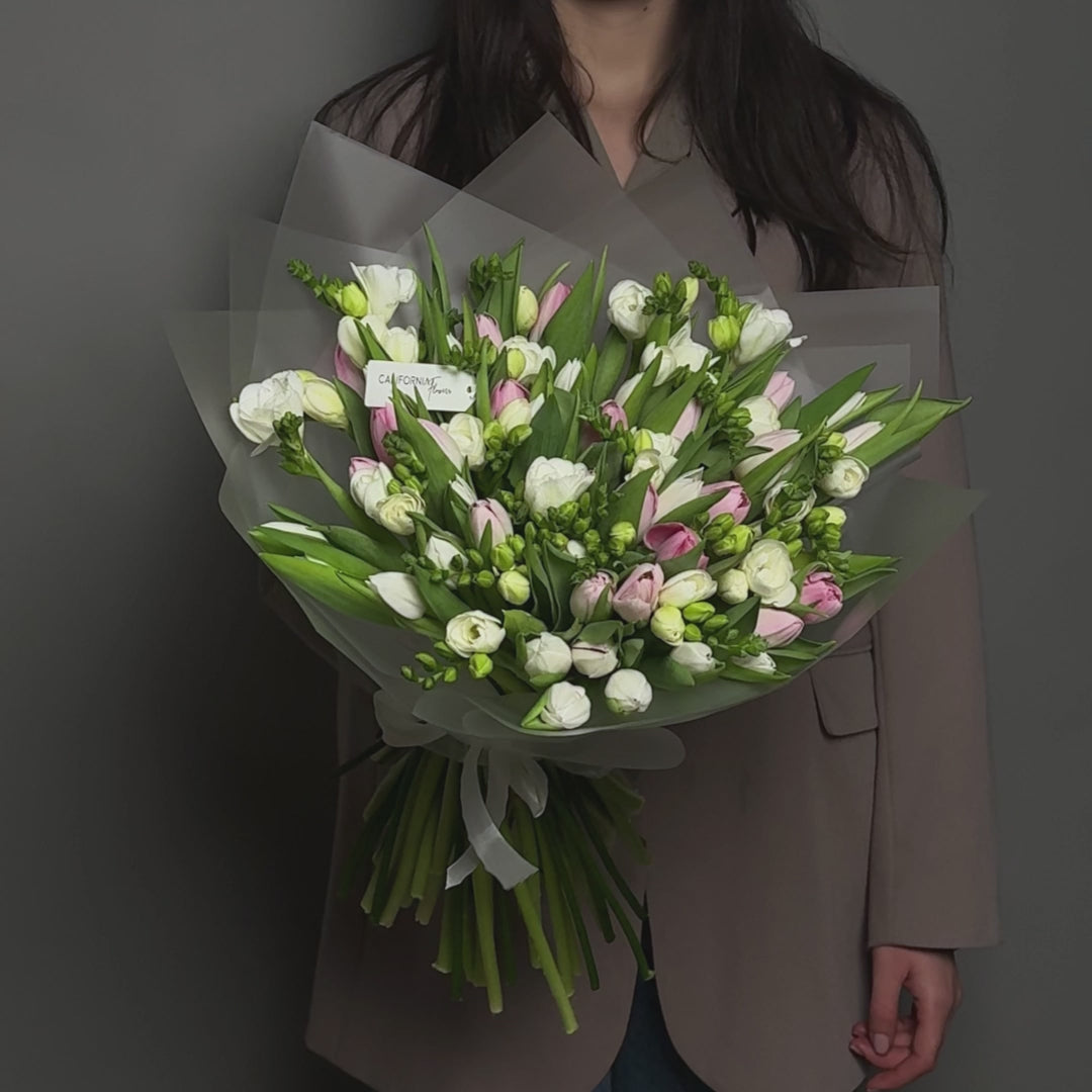 Buchet mixt 79 fire lalele si frezii, 4, Californiaflowers.ro