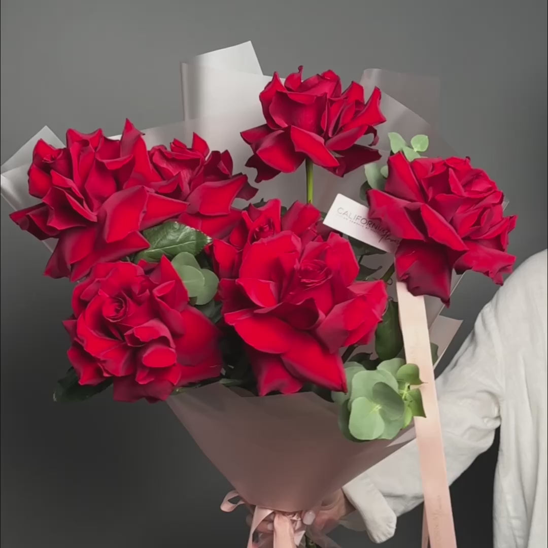 Buchet 7 trandafiri rosii speciali si eucalipt, 4, Californiaflowers.ro