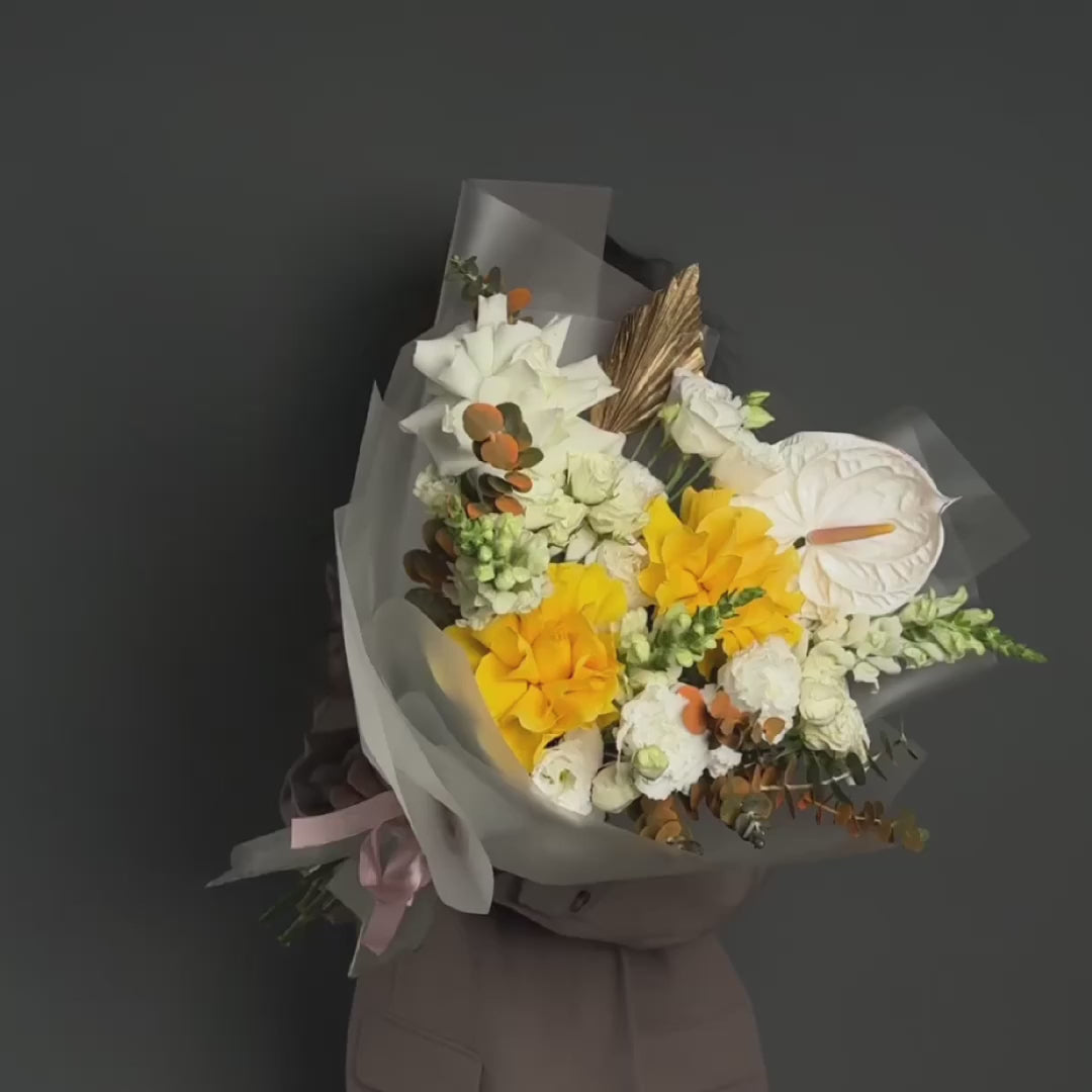 Buchet trandafiri speciali galbeni, lisianthus si miniroze albe, 4, Californiaflowers.ro