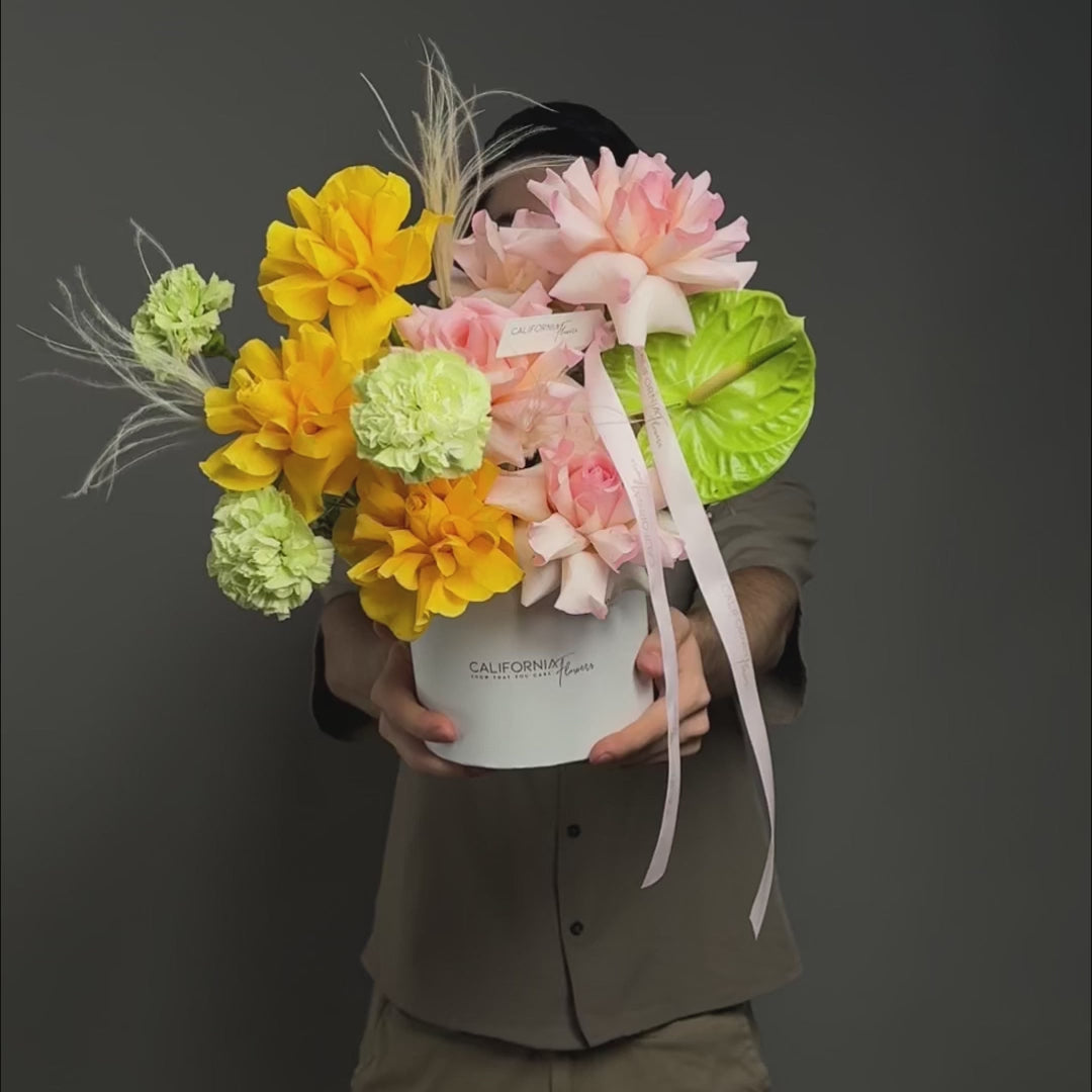 Aranjament floral in cutie cu dianthus, trandafiri si anthurium, 4, Californiaflowers.ro