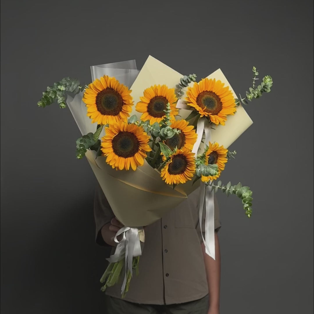 Buchet 7 floarea soarelui si eucalipt, 4, Californiaflowers.ro