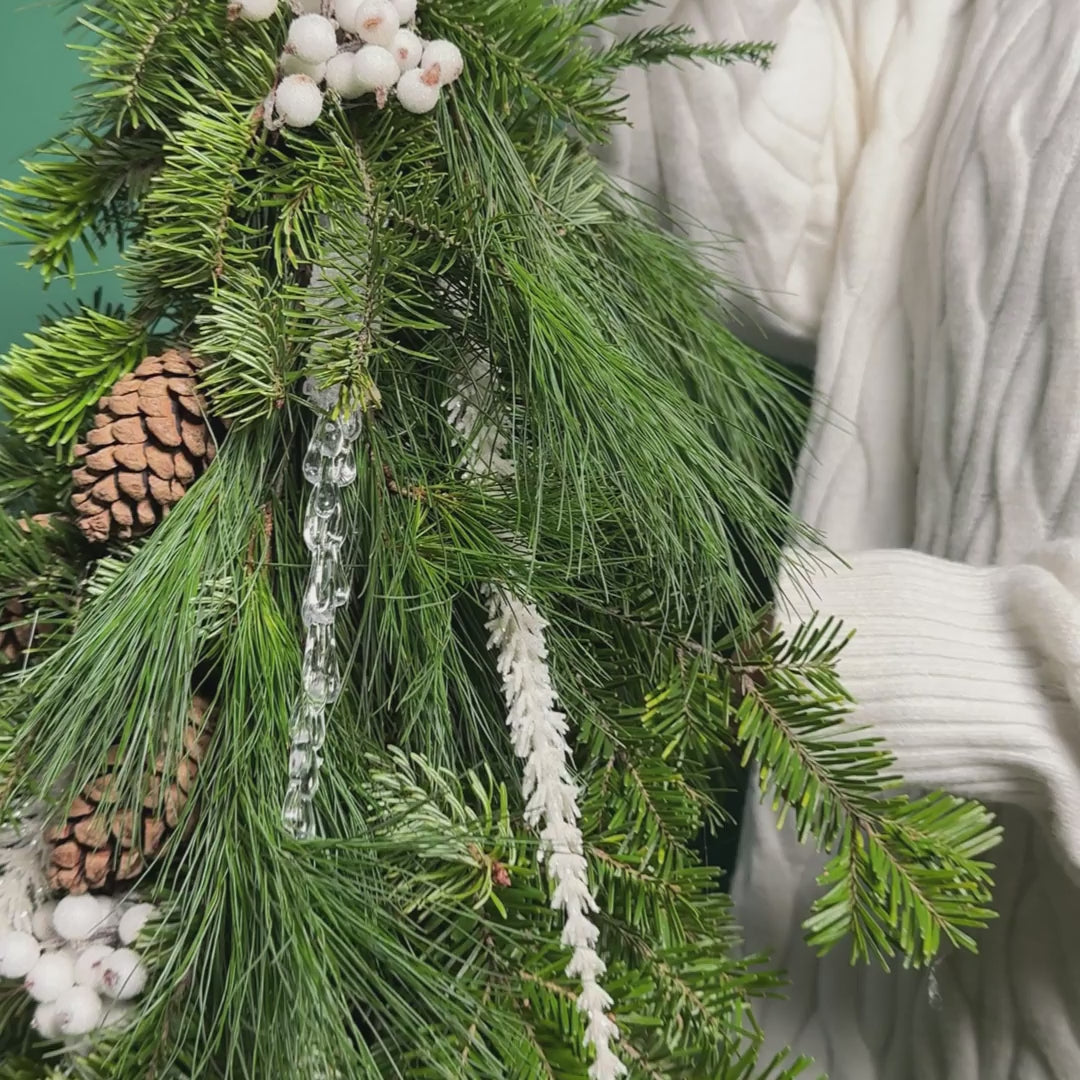 Aranjament brad de Craciun cu decoratiuni albe, 3, Californiaflowers.ro