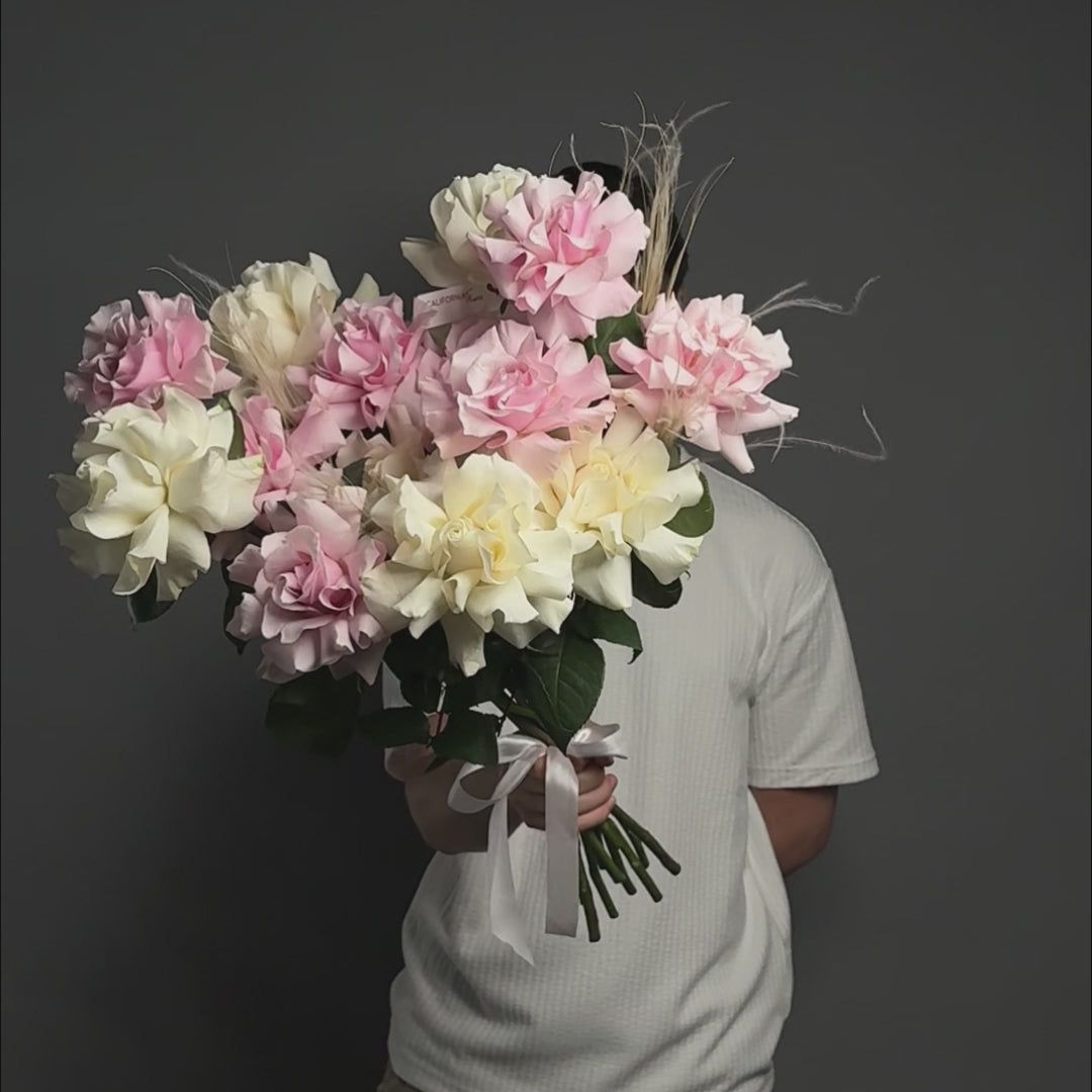 Buchet 15 trandafiri speciali roz si albi, 4, Californiaflowers.ro