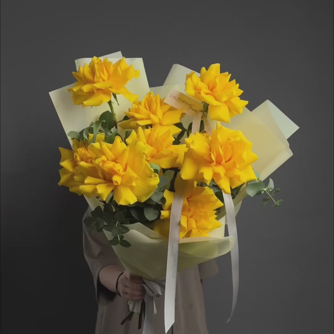 Buchet 9 trandafiri galbeni speciali si eucalipt, 4, Californiaflowers.ro