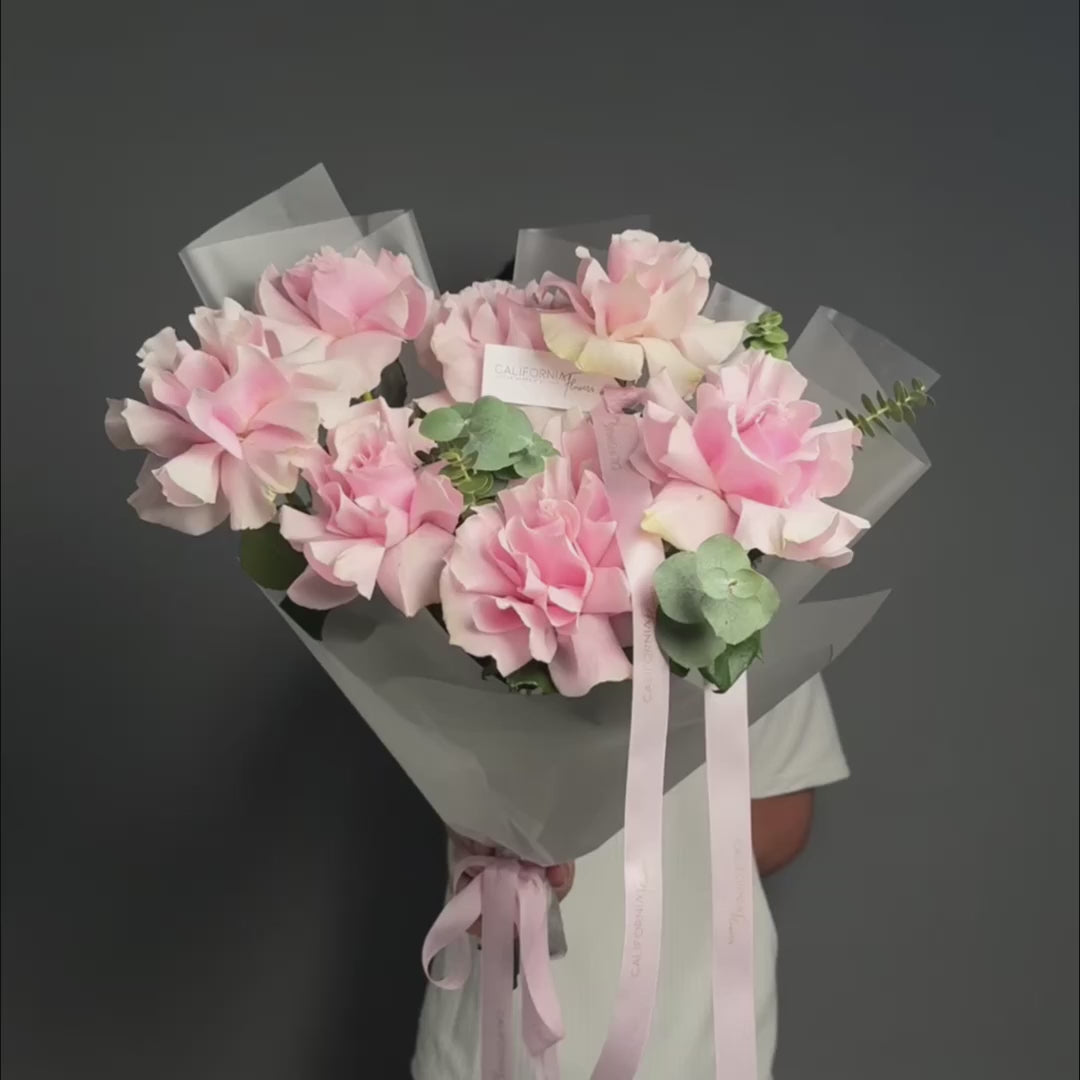 Buchet 9 trandafiri speciali roz si eucalipt, 4, Californiaflowers.ro