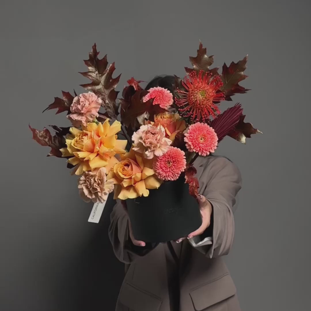 Aranjament floral in cutie cu leucadendron, trandafiri si gerbera, 4, Californiaflowers.ro
