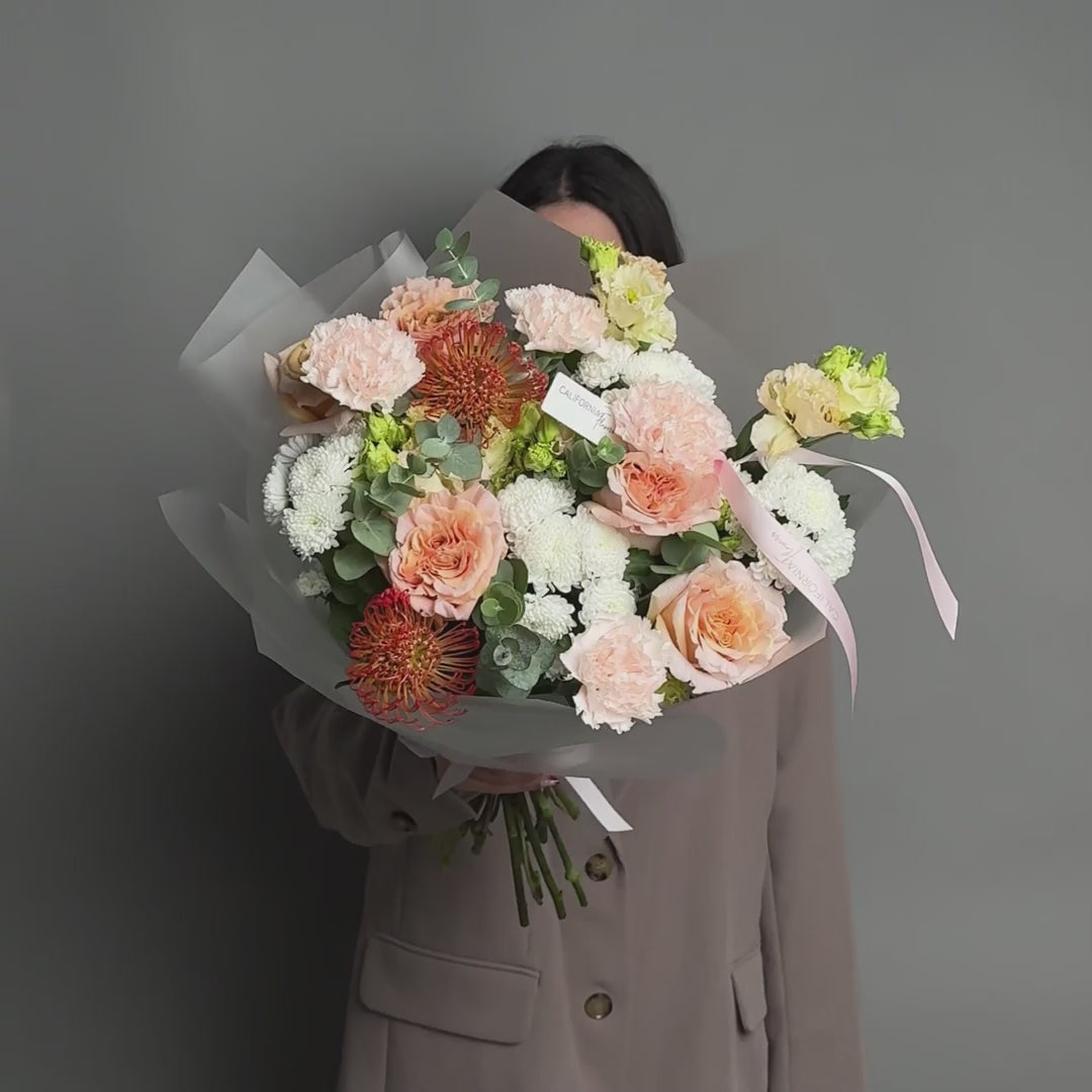 Buchet trandafiri peach, dianthus si santini, 11, Californiaflowers.ro
