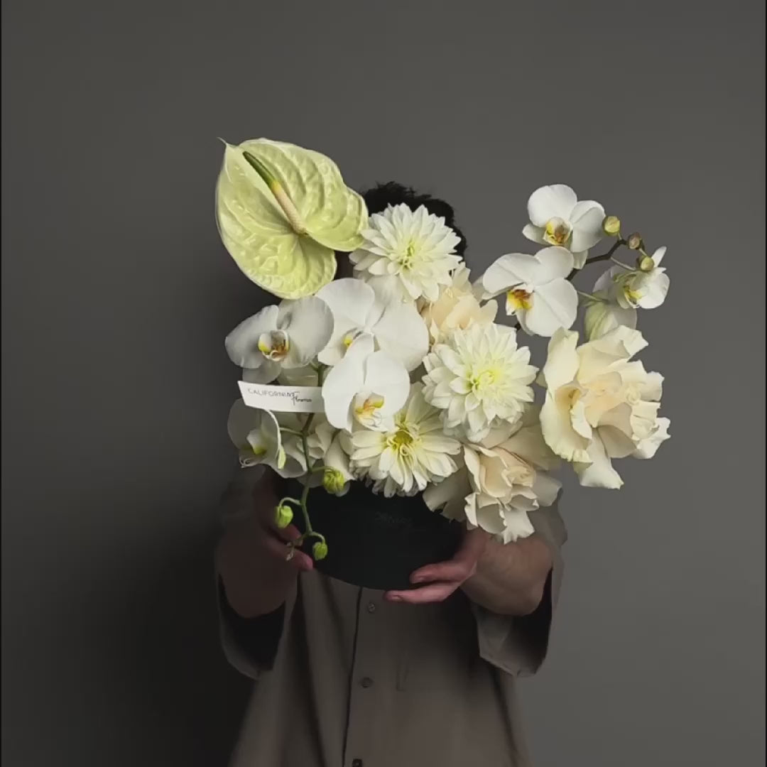 Aranjament floral in cutie cu orhidee phalaenopsis si anthurium, 4, Californiaflowers.ro