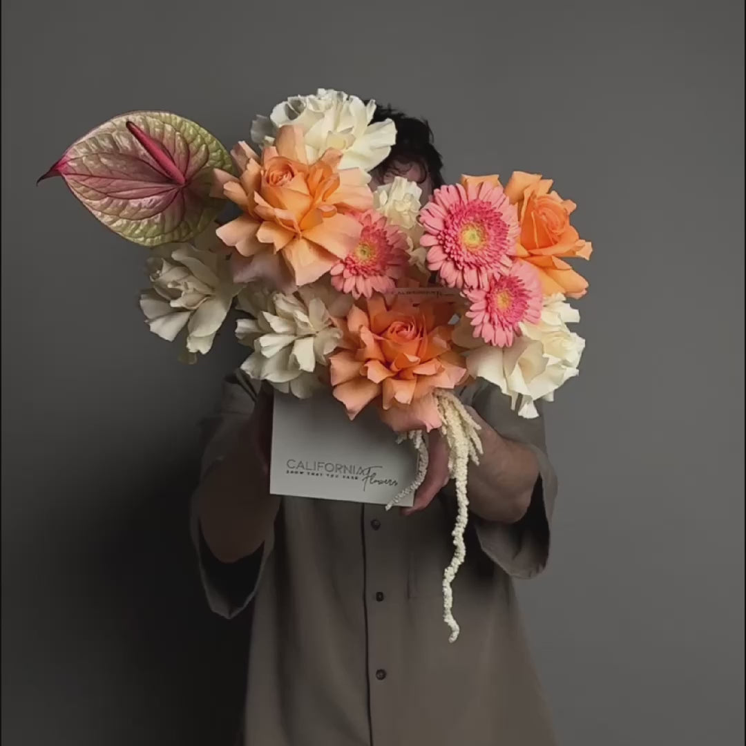 Aranjament floral in cutie cu gerbera si trandafiri peach, 4, Californiaflowers.ro