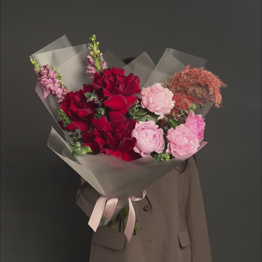 Buchet bujori roz si trandafiri rosii speciali, 4, Californiaflowers.ro