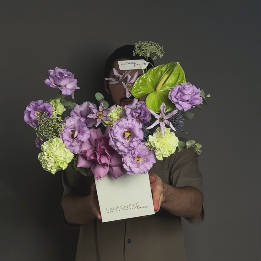 Aranjament floral in cutie cu lisianthus, dianthus si trandafiri, 4, Californiaflowers.ro