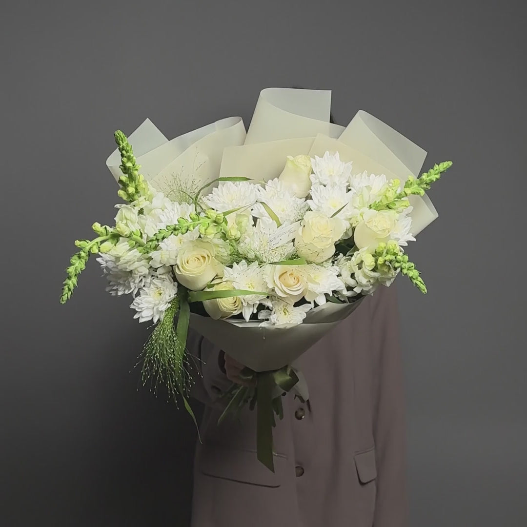 Buchet crizanteme si trandafiri albi, 6, Californiaflowers.ro