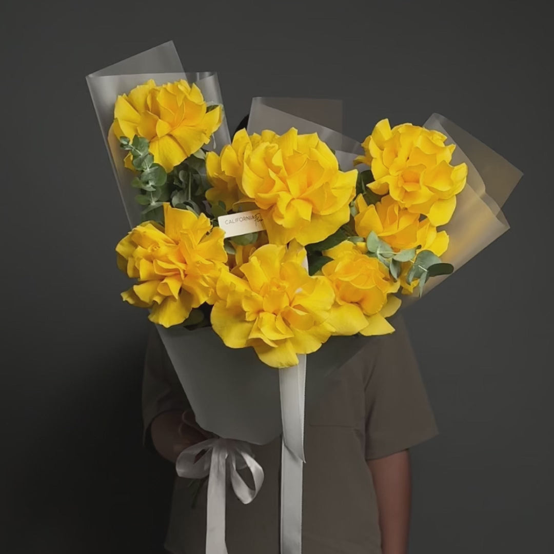 Buchet 7 trandafiri speciali galbeni si eucalipt, 4, Californiaflowers.ro