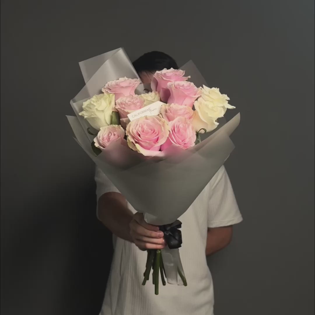 Buchet 13 trandafiri albi si roz, 4, Californiaflowers.ro