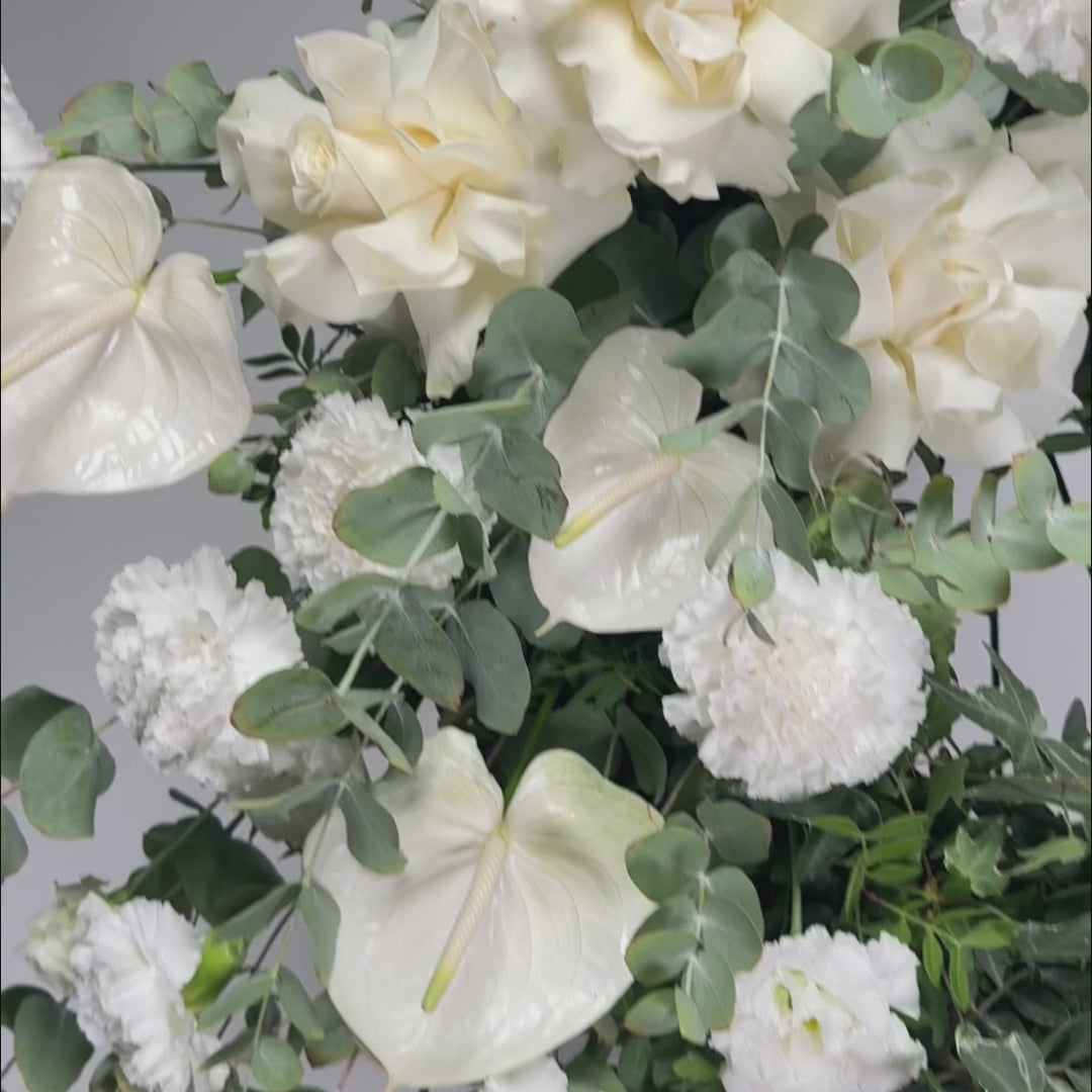 Coroana funerara rotunda cu anthurium alb si trandafiri, 3, Californiaflowers.ro