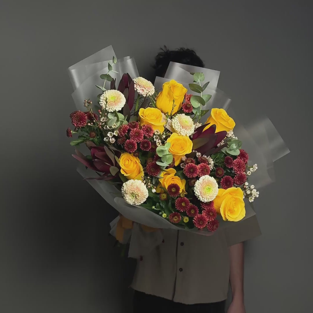 Buchet trandafiri galbeni si santini, 10, Californiaflowers.ro