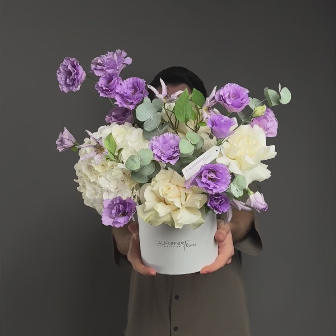 Aranjament floral in cutie cu hortensie lisianthus si clematis, 4, Californiaflowers.ro