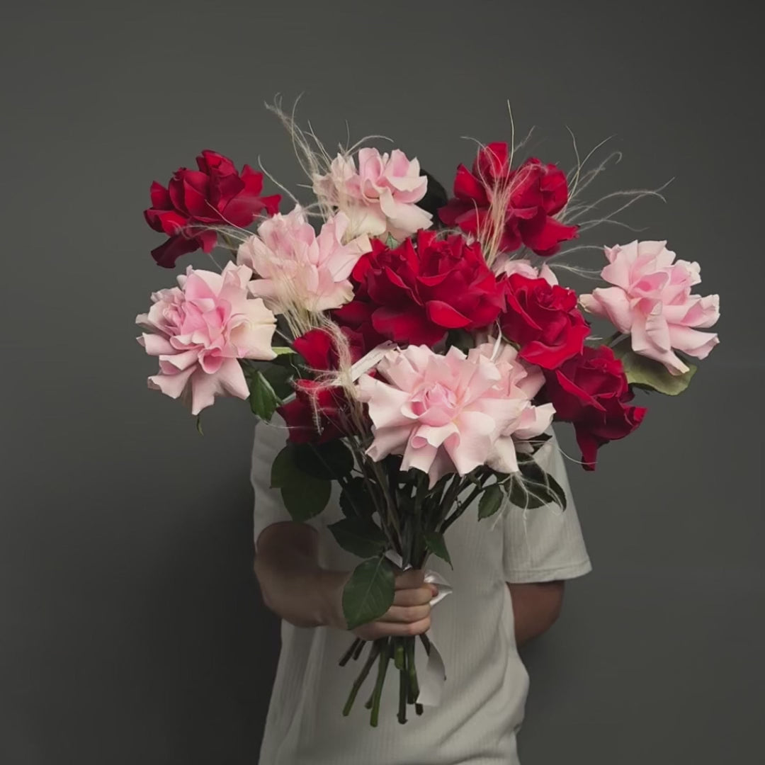 Buchet 15 trandafiri speciali rosii si roz, 4, Californiaflowers.ro