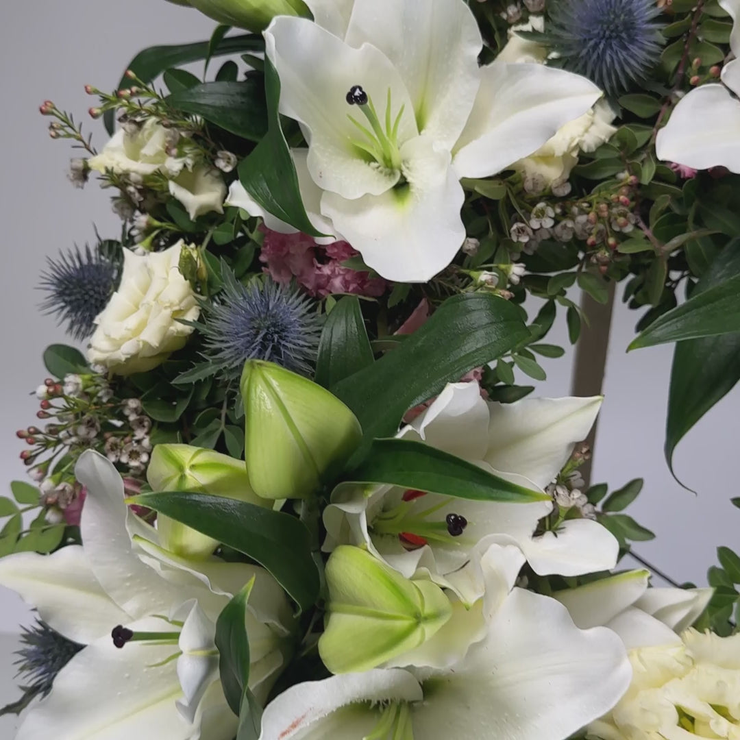 Coroana funerara rotunda cu crini, lisianthus si wax, 4, Californiaflowers.ro