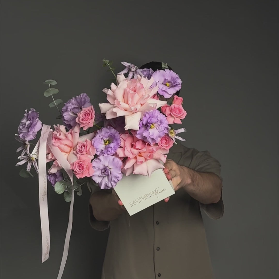 Aranjament floral in cutie cu lisianthus mov si trandafiri speciali, 4, Californiaflowers.ro