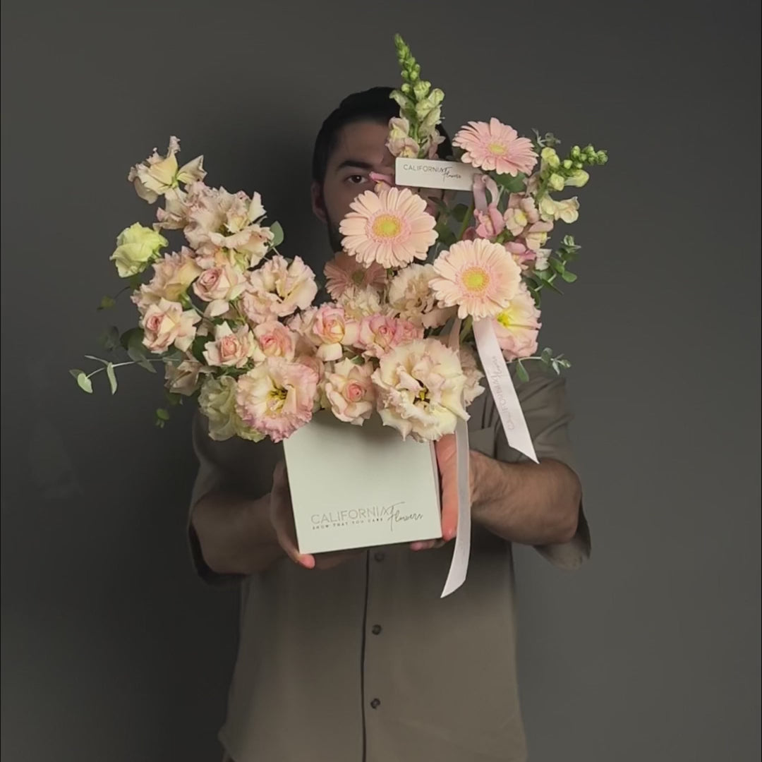 Aranjament floral in cutie cu gerbera si lisianthus, 4, Californiaflowers.ro