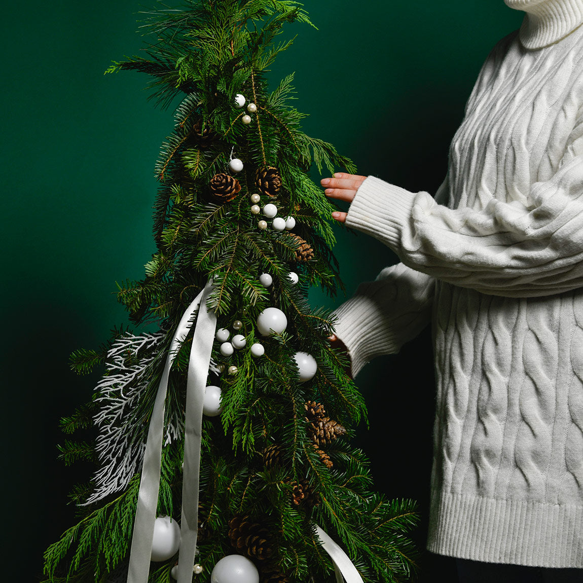 Aranjamente florale de Craciun - California Flowers, Aranjament brad de Craciun cu globuri albe, Californiaflowers.ro