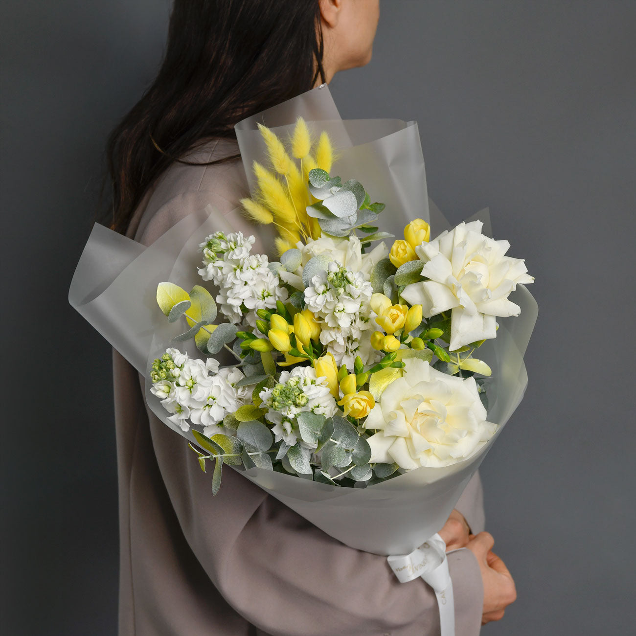 Buchet trandafiri speciali albi, frezii galbene si matthiola, 2