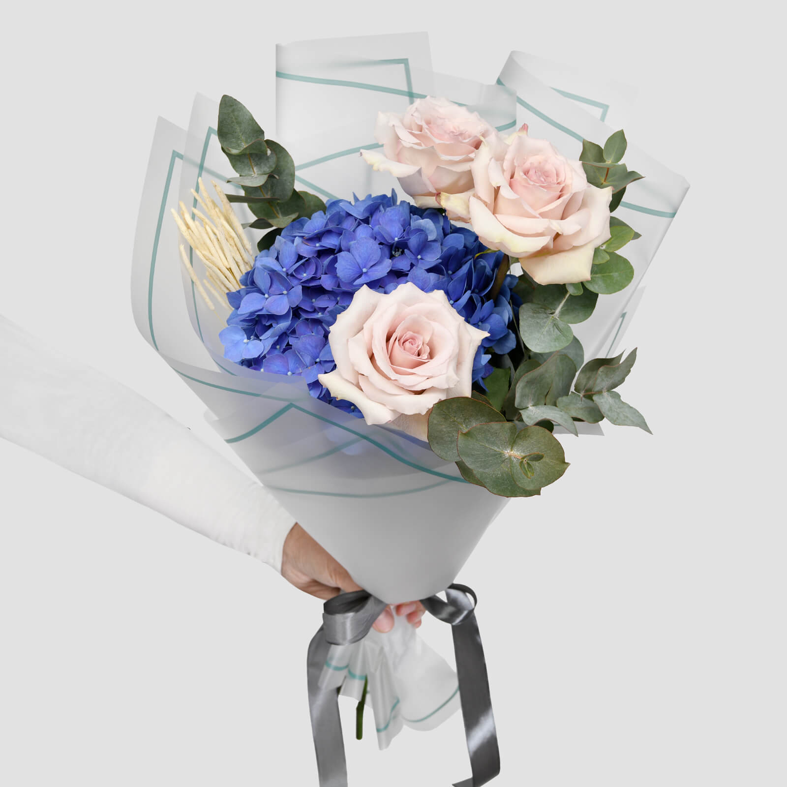 Buchet cu trandafiri si hortensie albastra, 1