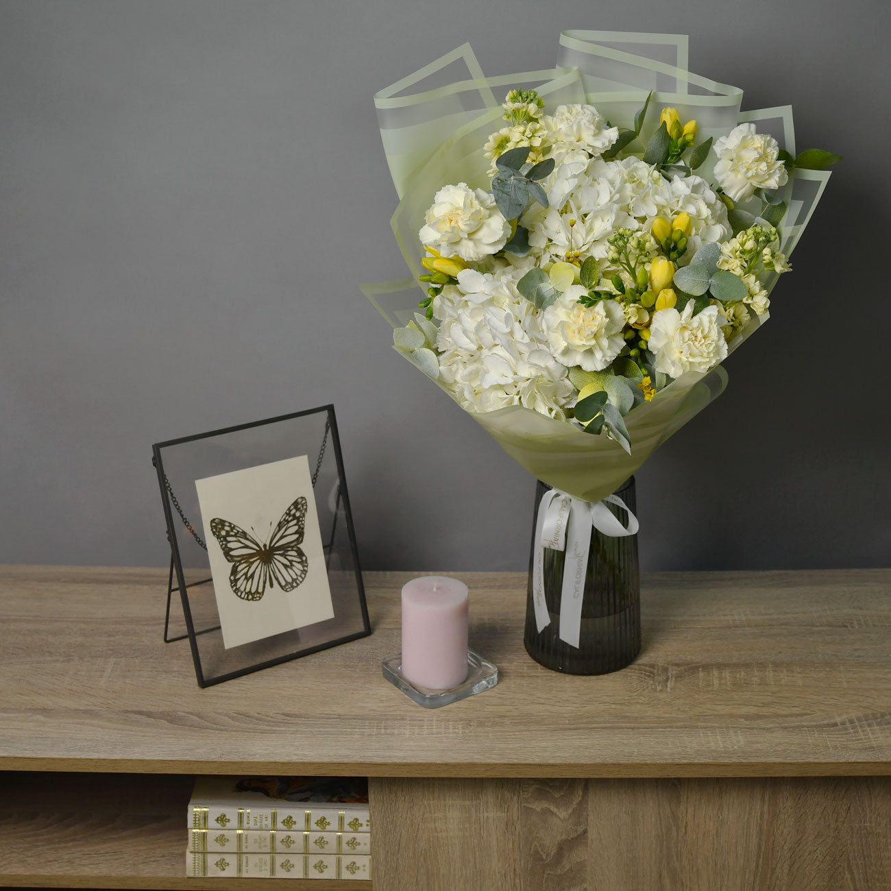 Buchet hortensie alba, matthiola si frezii, 3