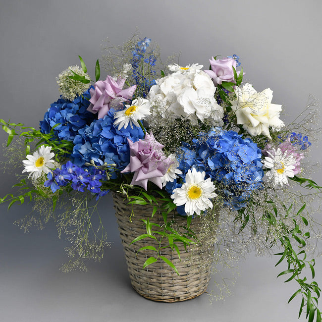 Aranjament decor pentru eveniment cu hortensie albastra si trandafiri lila, 3