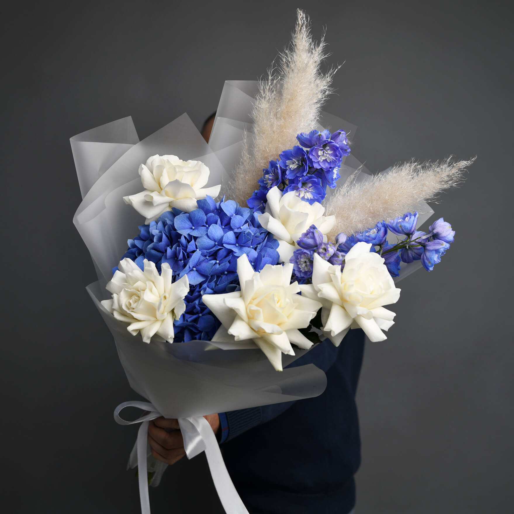 Buchet cu hortensie albastra si delphinium