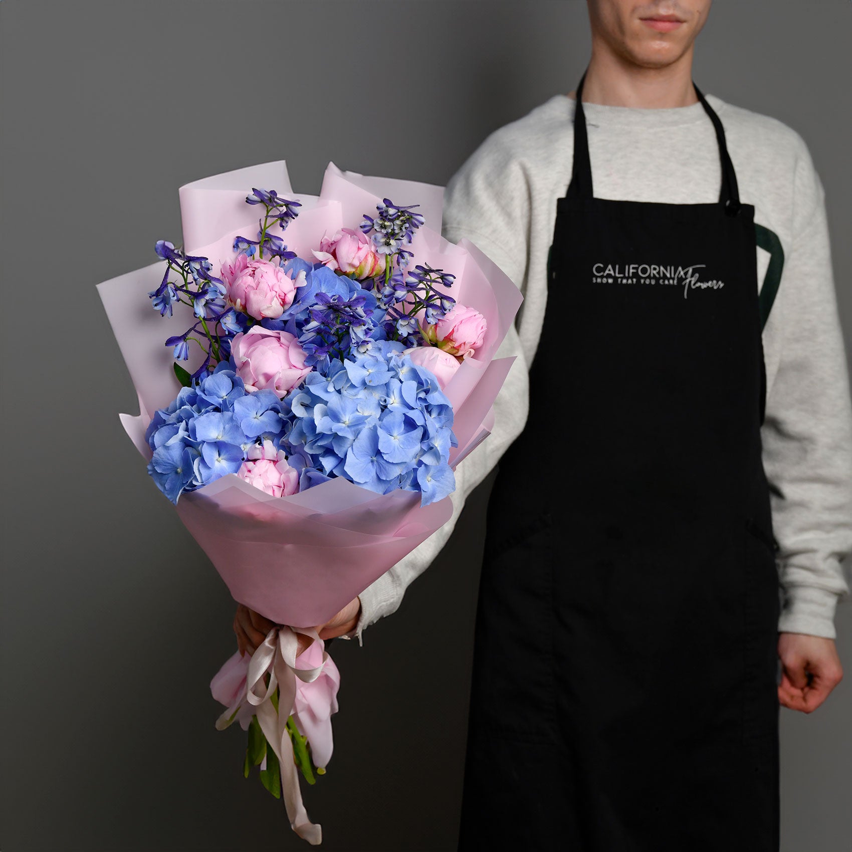 Buchet bujori roz, hortensie si delphinium albastru, 3