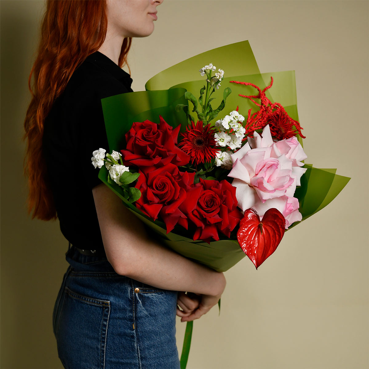 Buchet trandafiri speciali, gerbera rosie si anthurium rosu, 3