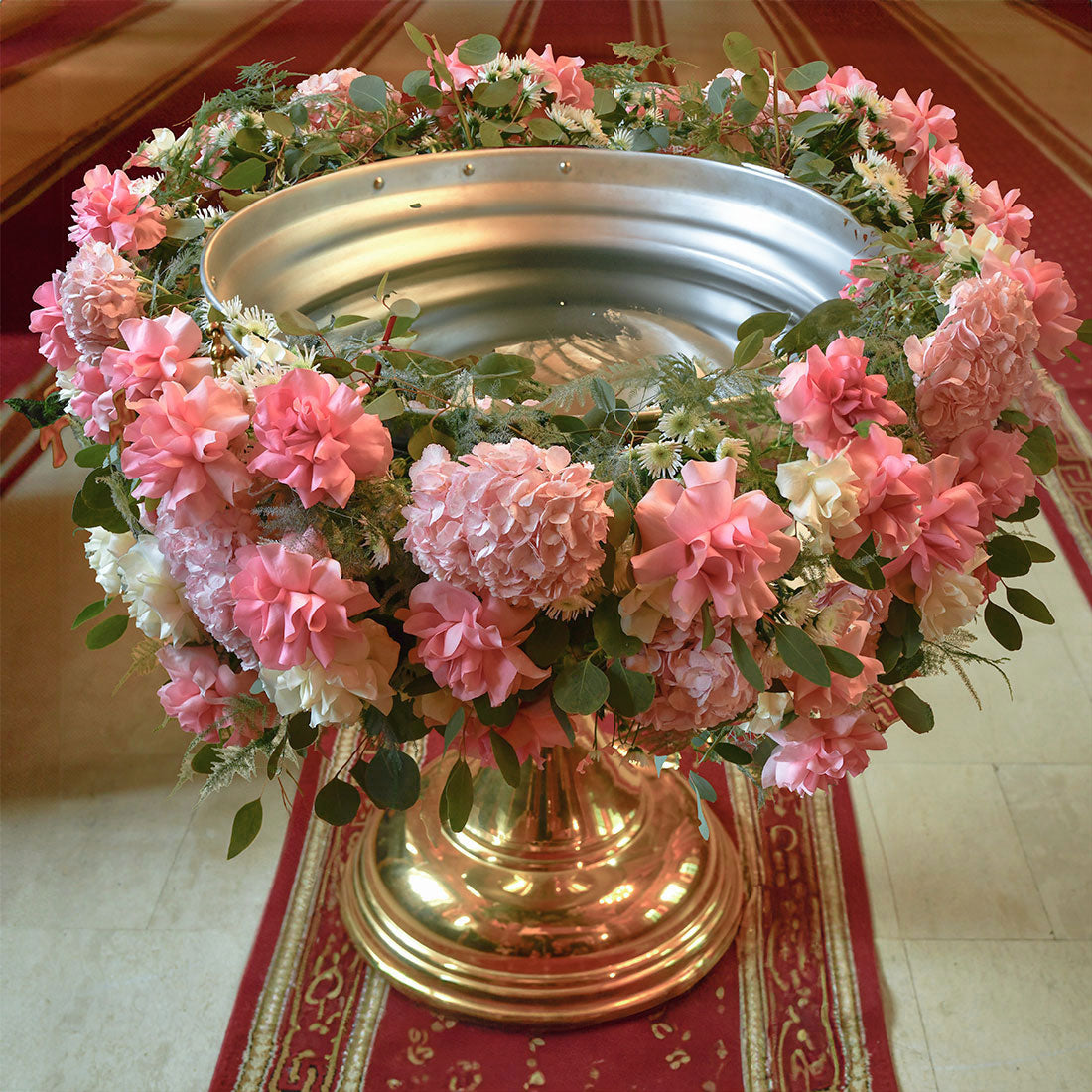 Aranjament cristelnita cu hortensie si trandafiri speciali albi si roz, 1
