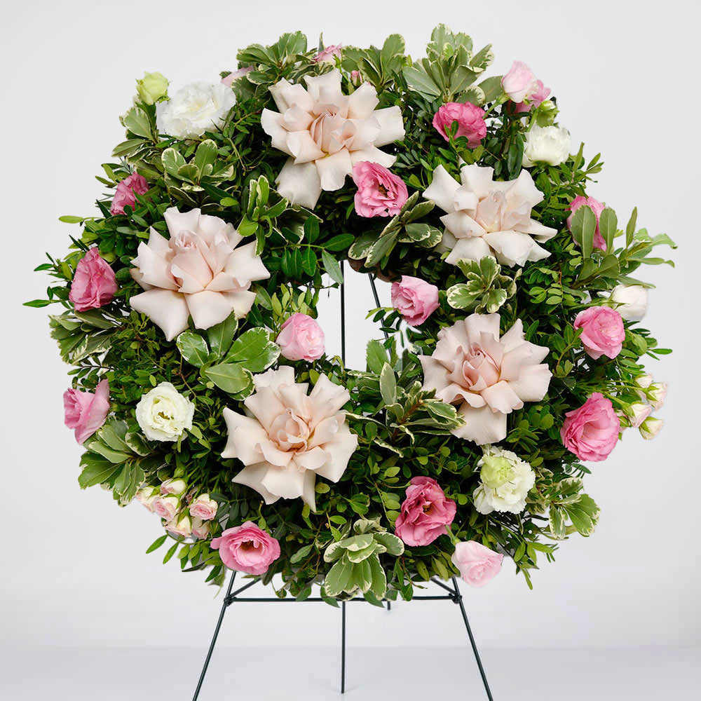 Coroana funerara rotunda cu lisianthus roz si trandafiri roz speciali