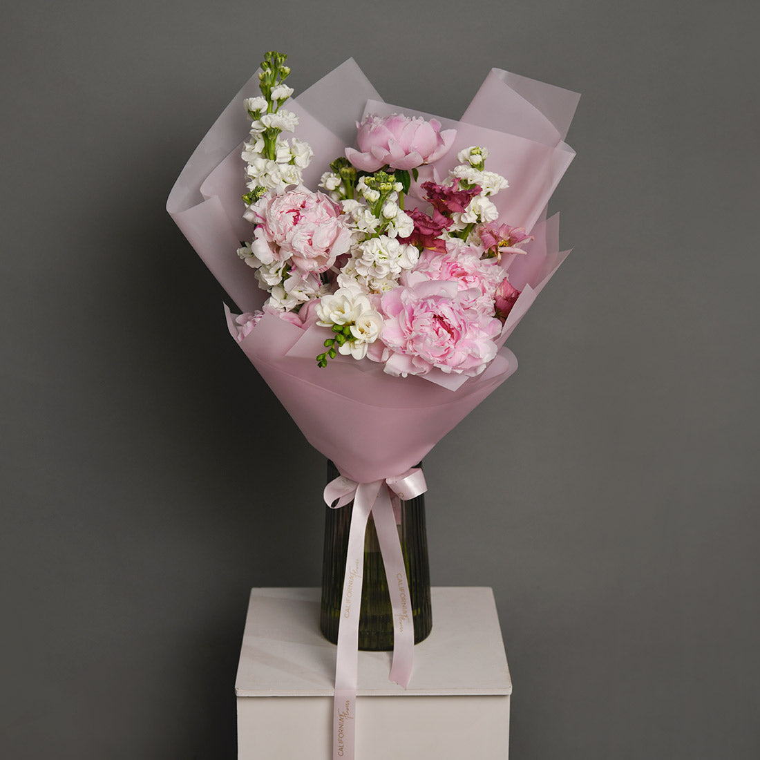 Buchet bujori naturali roz, frezii si lisianthus, 4, Californiaflowers.ro