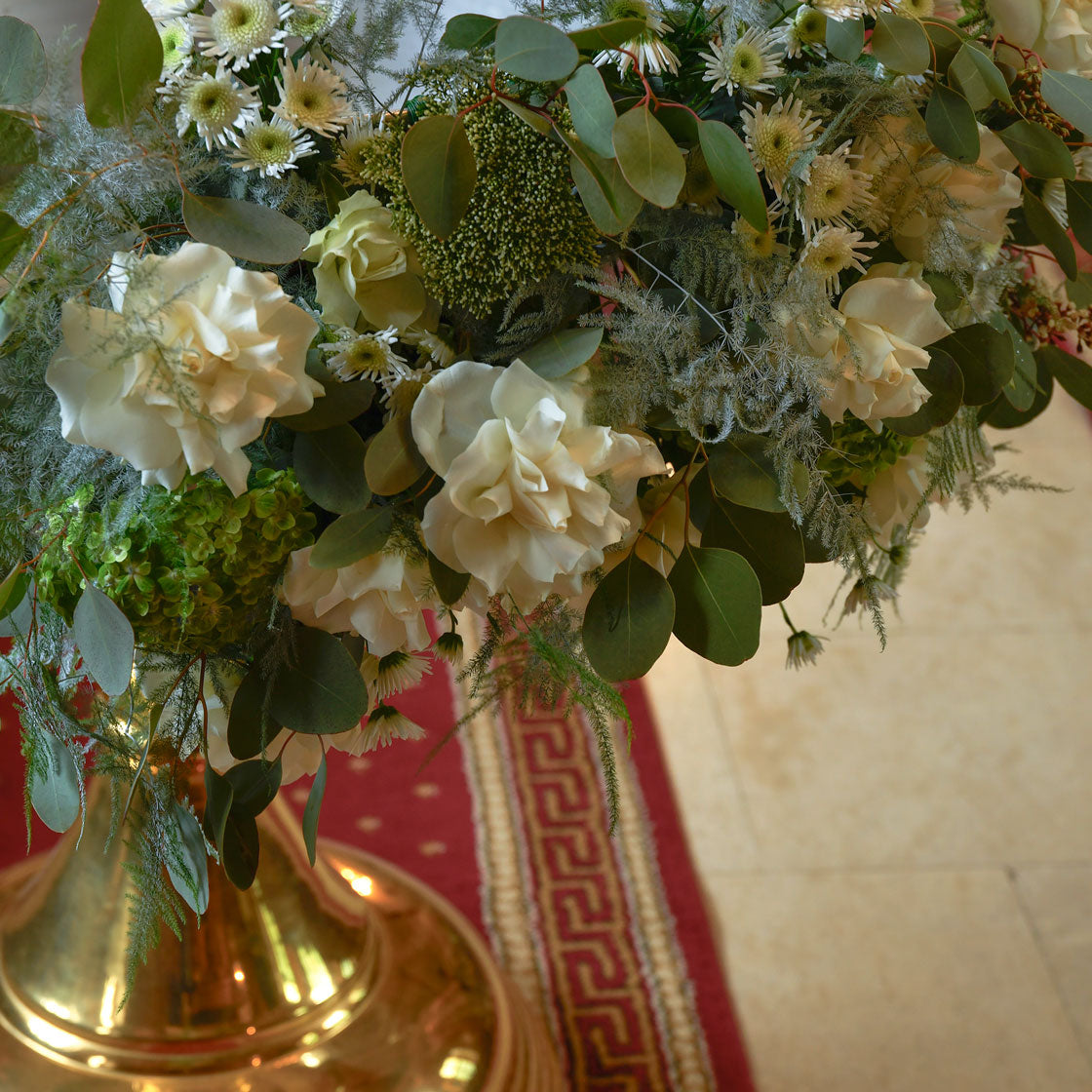 Aranjament cristelnita cu trandafiri speciali albi si crizantema santini, 2