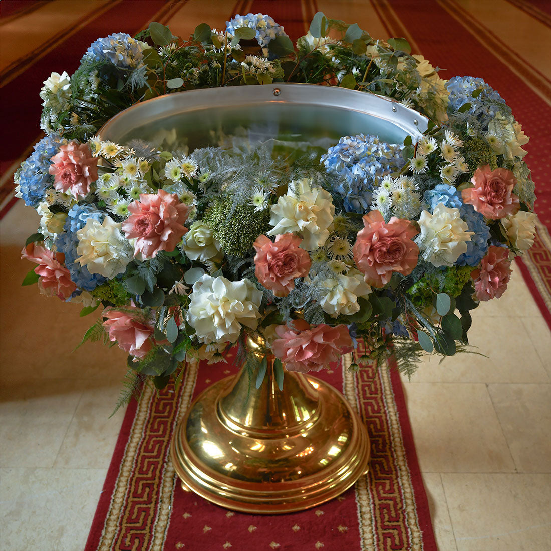 Aranjament cristelnita cu hortensii albastre si trandafiri somon, 1