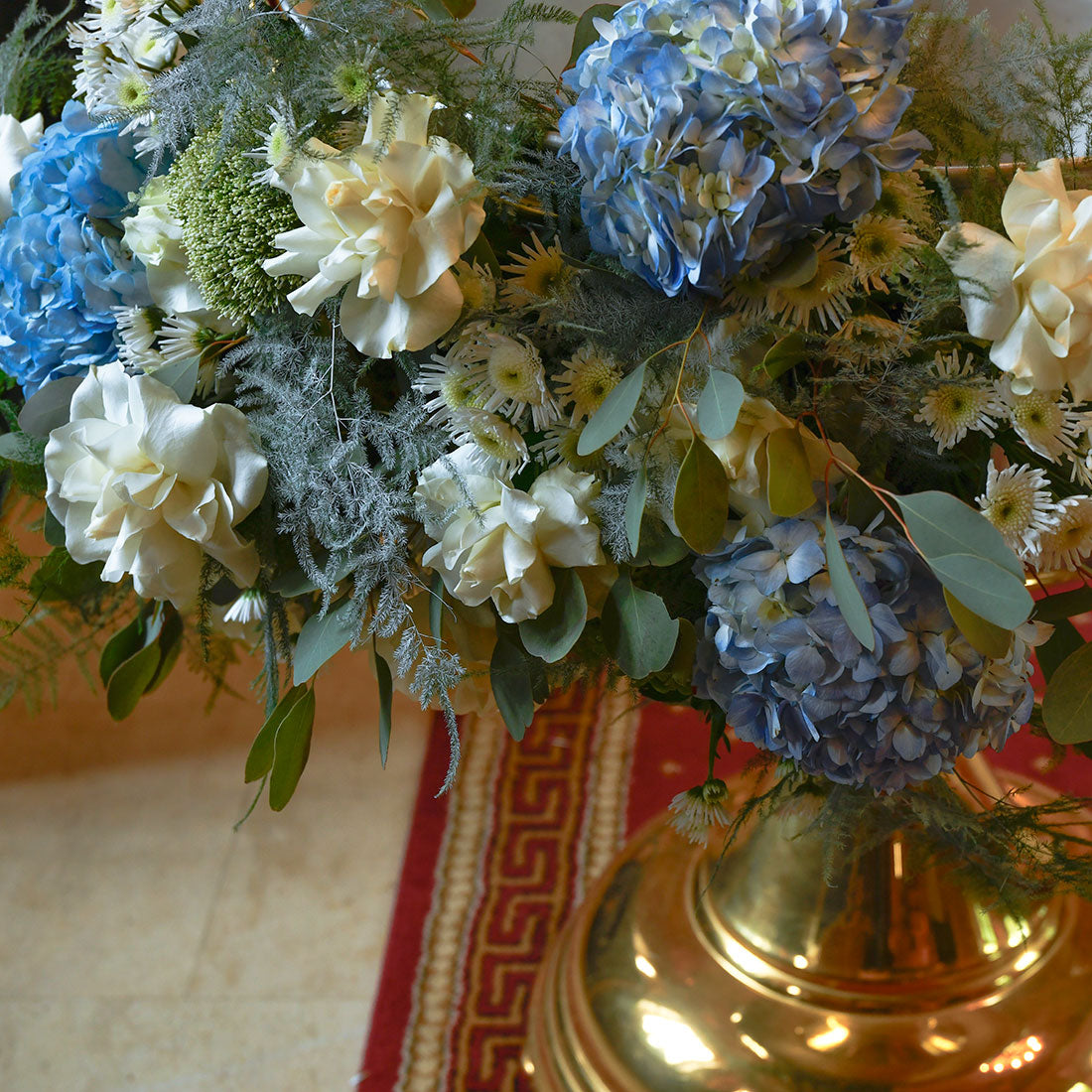 Aranjament cristelnita cu hortensie albastra si trandafiri albi speciali, 2