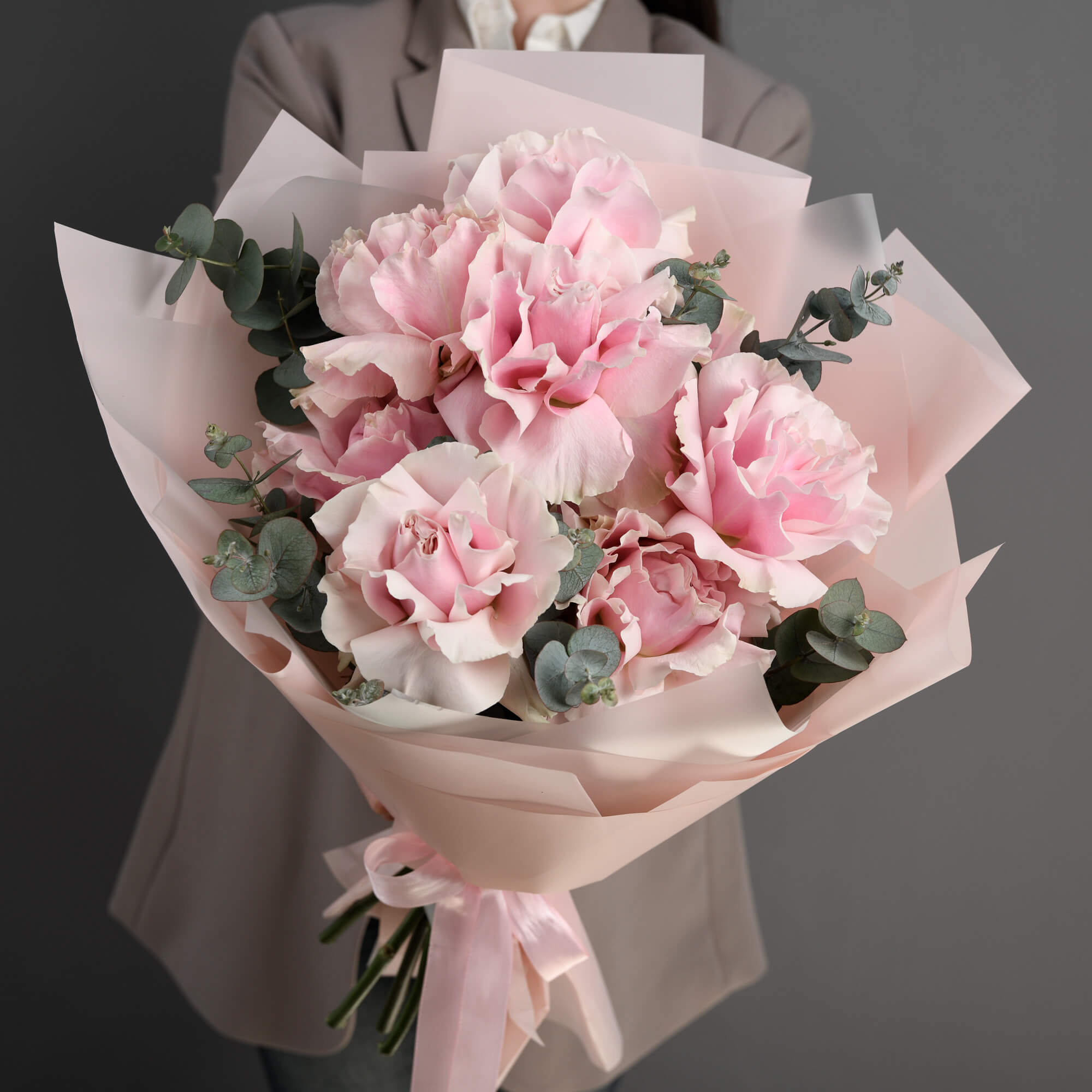 Bouquet of 9 special pink roses and eucalyptus