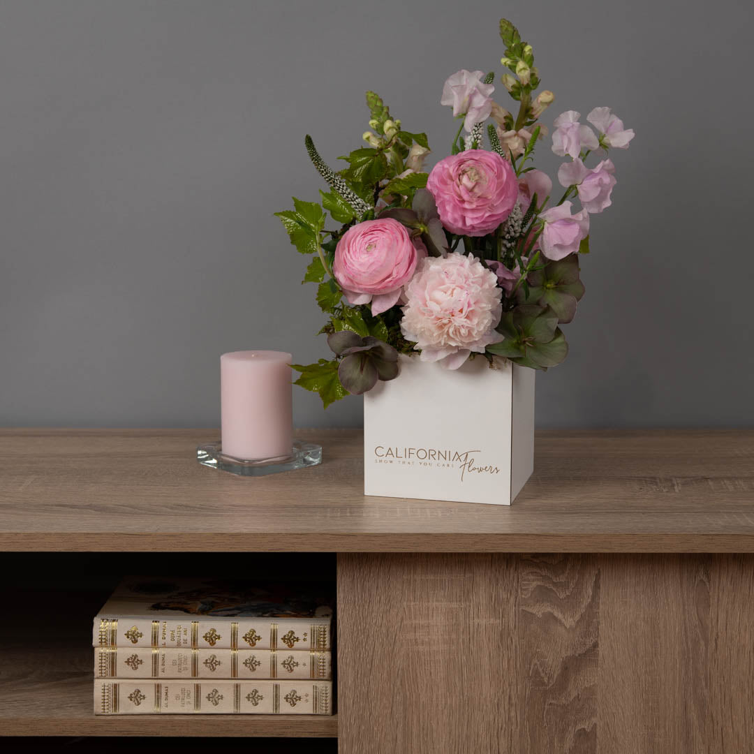 Aranjament floral in cutie cu bujor si ranunculus roz