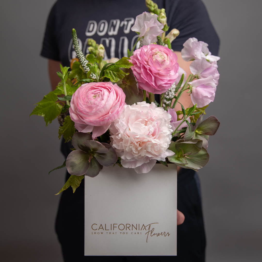 Aranjament floral in cutie cu bujor si ranunculus roz, 2