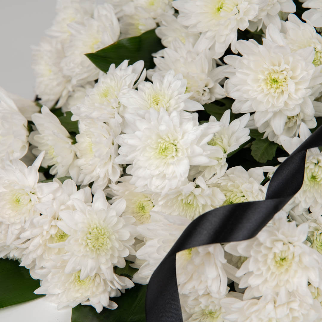 Aranjament floral funerar cu crizanteme albe