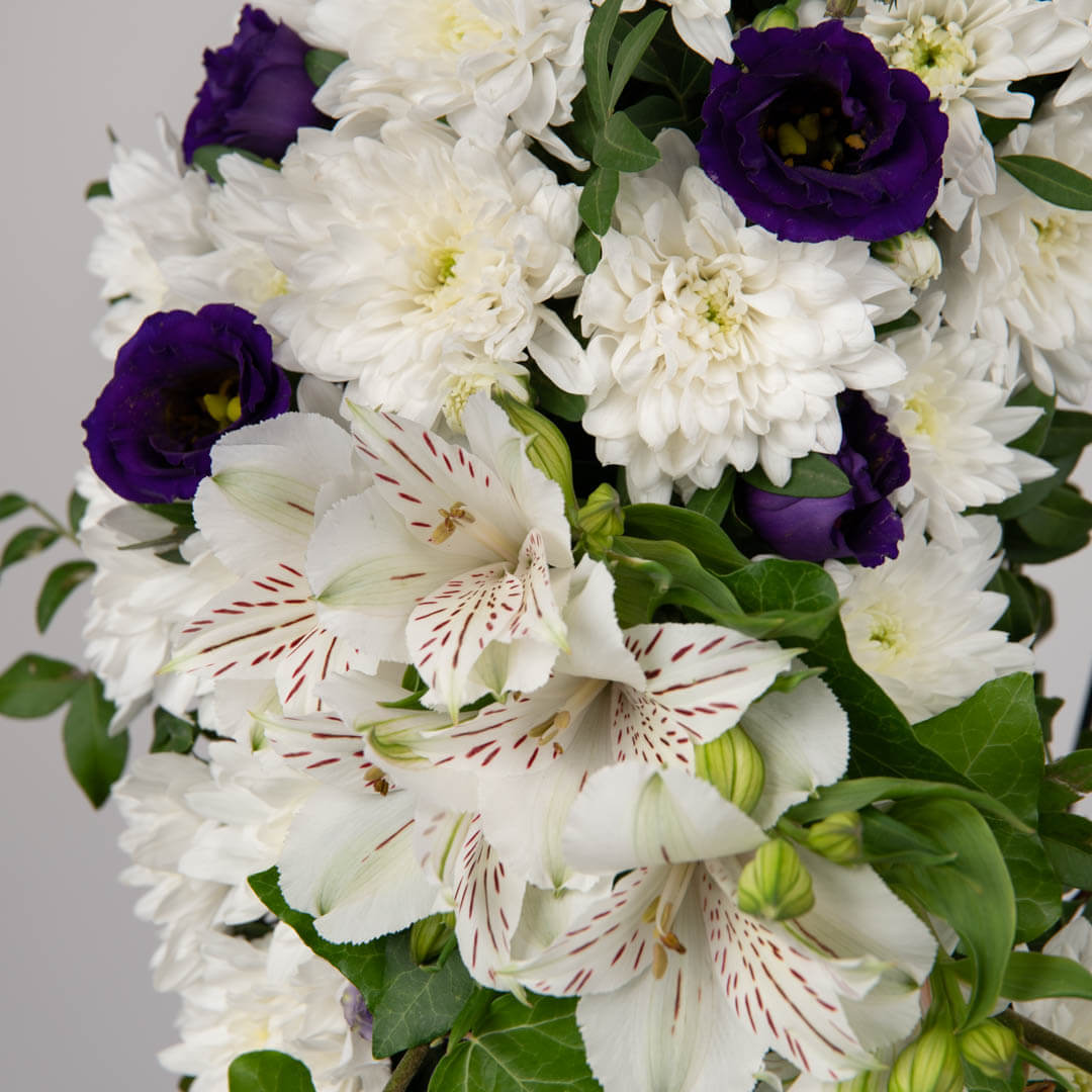 Coroana de flori rotunda cu lisianthus, crizanteme si alstroemeria