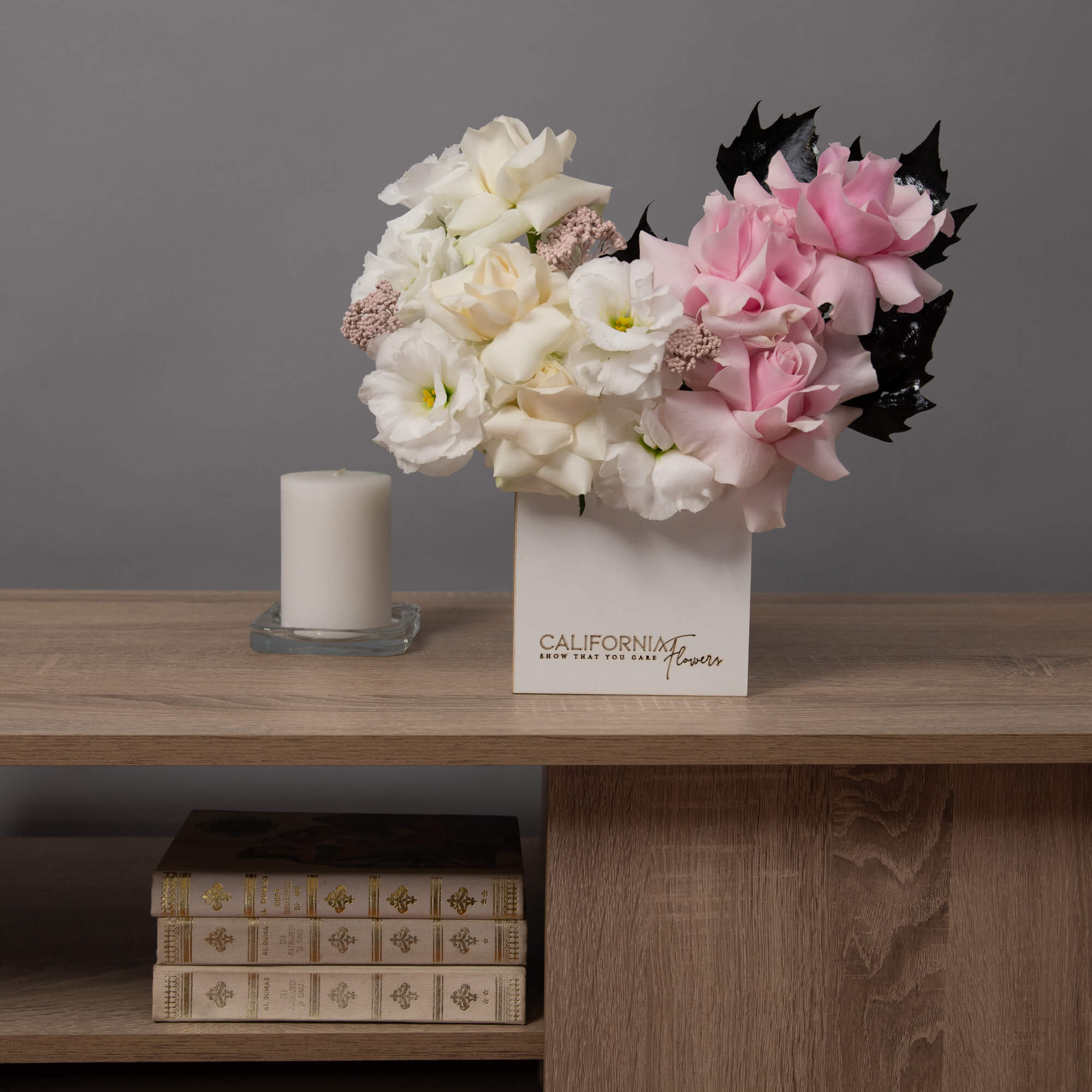 Aranjament in cutie cu lisianthus alb si trandafiri