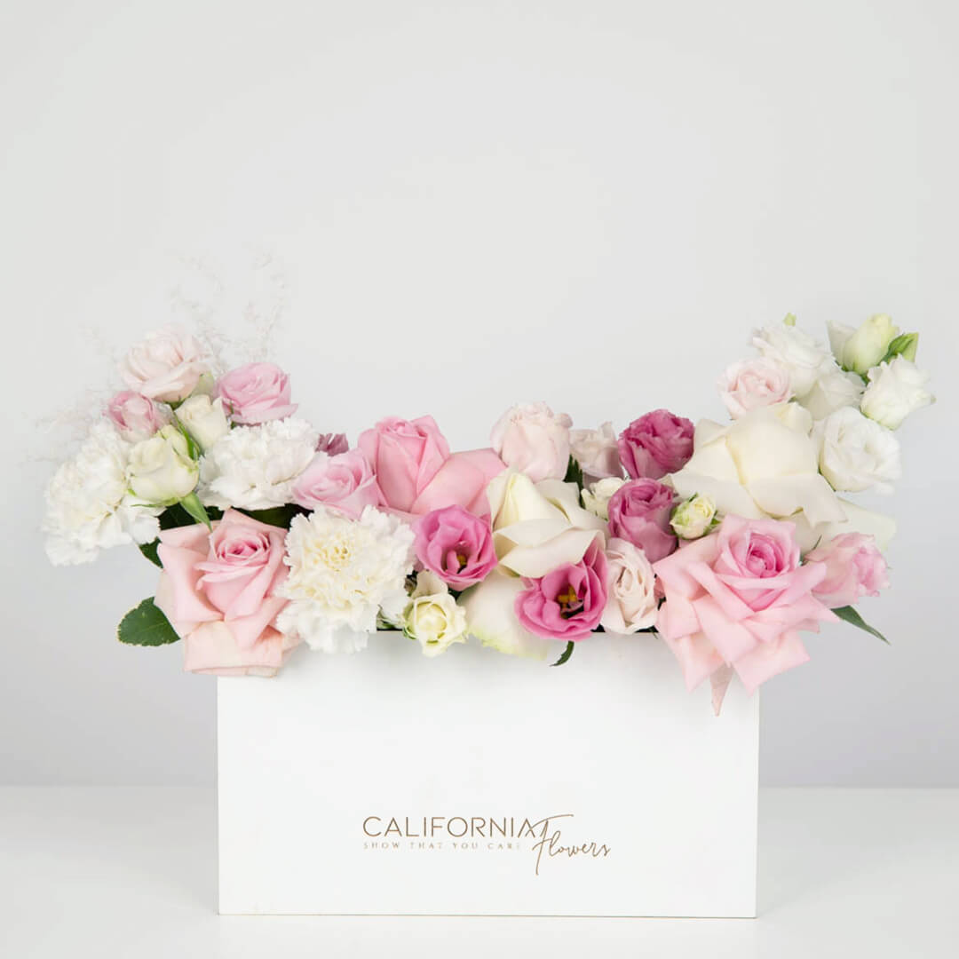 Arrangement in a box with roses and pink lisianthus